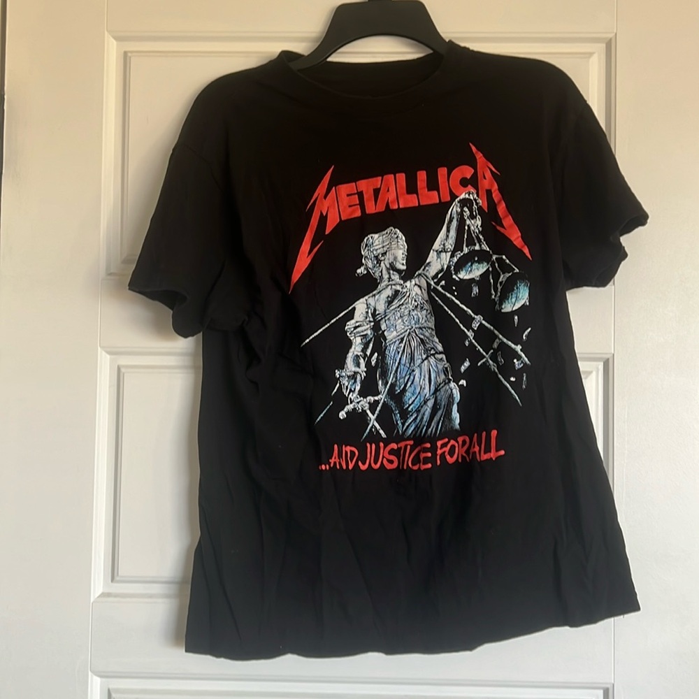 Large black metallica graphic tee
never worn